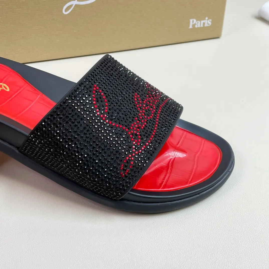 [CL red sole shoes] P: 340💰 size 38-45 Men’s classic slippers, made on the official website 1:1, the original factory specializes in original materials ➖ OEM 3D printed patterns, all hand-made with hot-drilled diamonds ➖ Ultra-light anti-slip outsole. Super fashionable and super comfortable, handsome on the feet, a must-have for men in summer! !